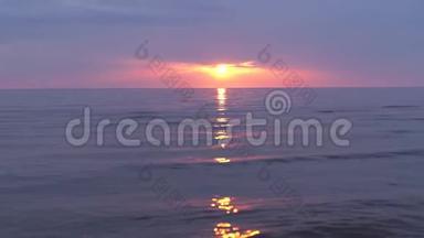 令人惊叹的黑暗风景，生动的深红色日落，在波罗的海有紫色和洋红色，在小太阳下。